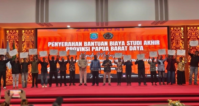 Kepala Dinas Pendidikan PBD serahkan Bantuan Studi Akhir bagi Mahasiswa UNIMUDA Sorong