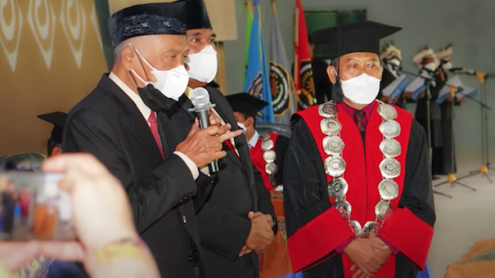 Prof. Zamroni, Ph.D. Menjadi Nama Gedung Sportorium UNIMUDA Sorong