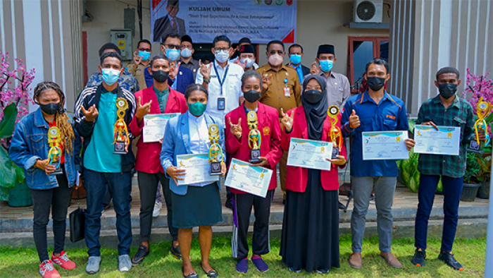 Tim UNIMUDA Sorong Sabet Piala Pada DIes Natalis STIKES Papua ke-17