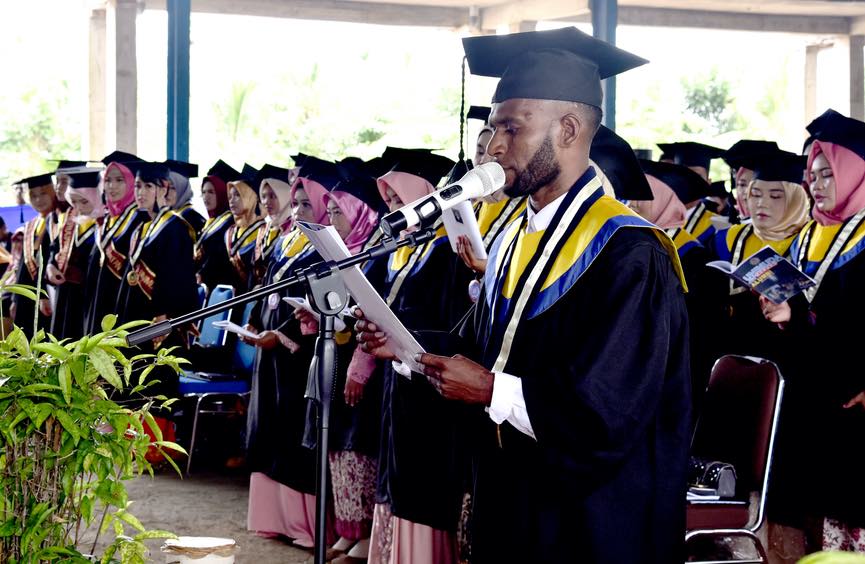 Rektor UNIMUDA Sorong mengukuhkan 448 Wisudawan